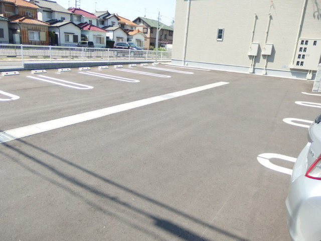 プラシード西岡崎の駐車場