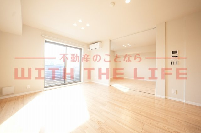 シャーメゾンレジデンス夜明【キャッシュバック対象物件】の居間・リビング|使いやすい居間です