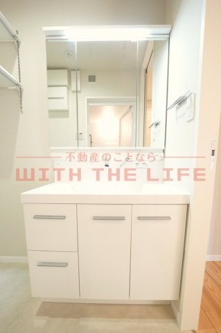 シャーメゾンレジデンス夜明【キャッシュバック対象物件】の独立洗面台|独立洗面台、小物を置くことができて便利です