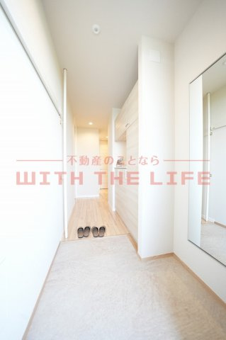 シャーメゾンレジデンス夜明【キャッシュバック対象物件】の玄関|明るい玄関です