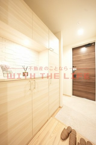 シャーメゾンレジデンス夜明【キャッシュバック対象物件】の玄関|落ち着いた玄関です