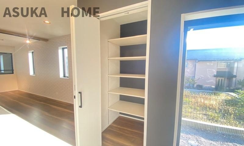 栄区元大橋１丁目 戸建ての玄関|玄関横には、たっぷり収納のミラー付大型シューズボックスも嬉しい設備です♪

