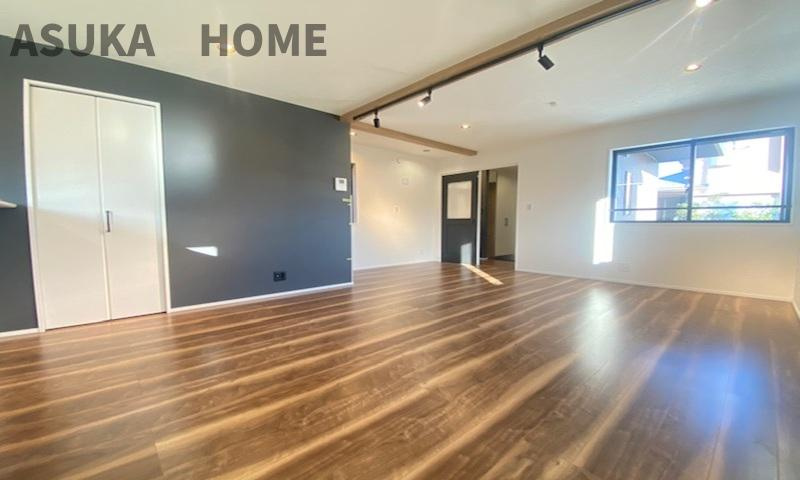 栄区元大橋１丁目 戸建ての居間・リビング|リビングが見渡せるカウンターキッチン、お料理をしながら大切な家族との会話も楽しめそう家族のコミュニケーションが生まれそうなキッチンですね♪