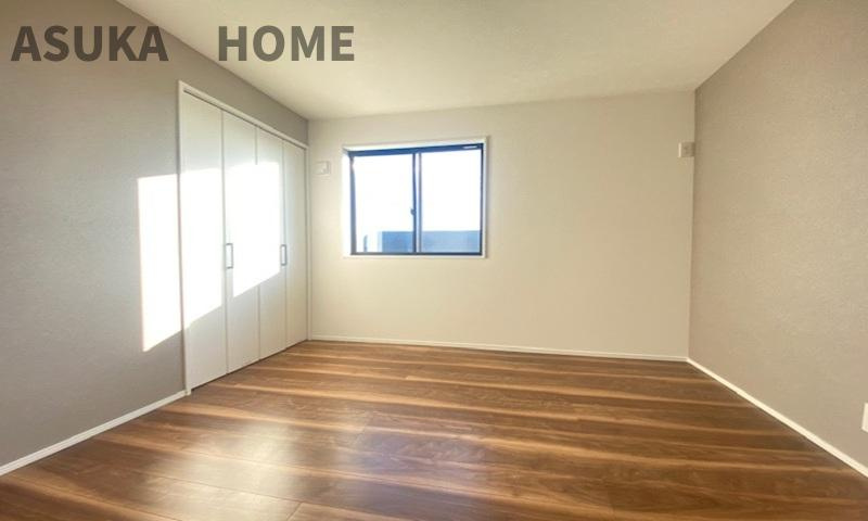 栄区元大橋１丁目 戸建ての洋室|家族一人ひとりの大切なプライベート空間の居室。枕棚があるクローゼットは多様なお洋服の収納にも対応しやすく、居室空間く広使えます！