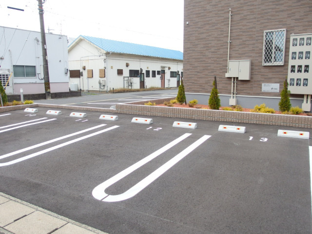 ネオグランド下村の駐車場