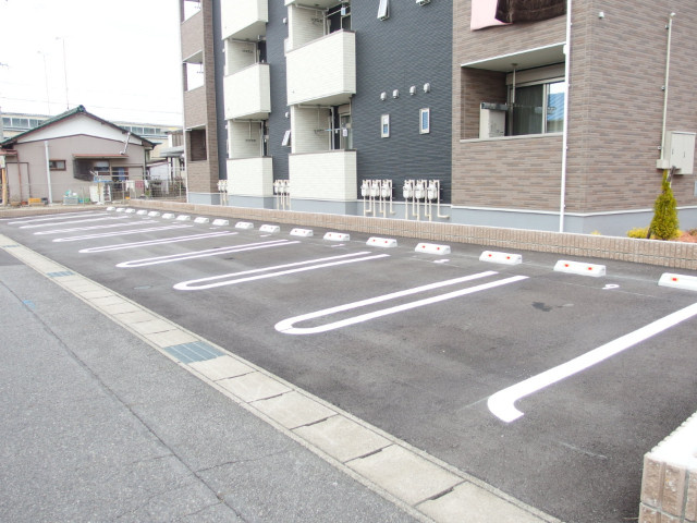 ネオグランド下村の駐車場