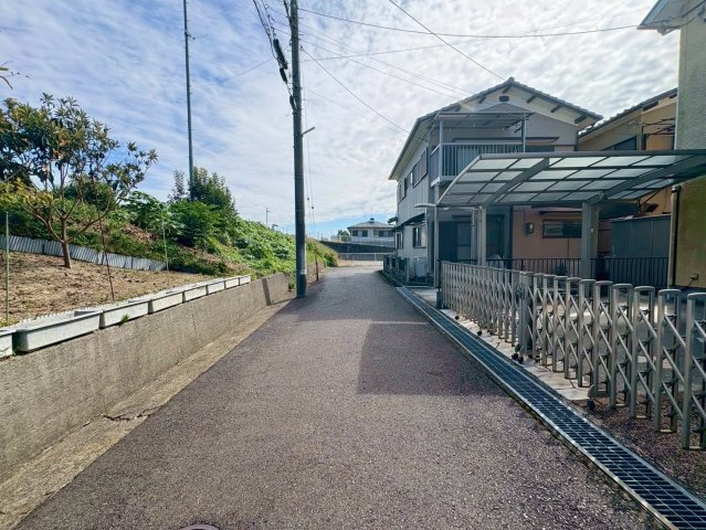 草津市木川町　中古戸建ての前面道路含む現地写真