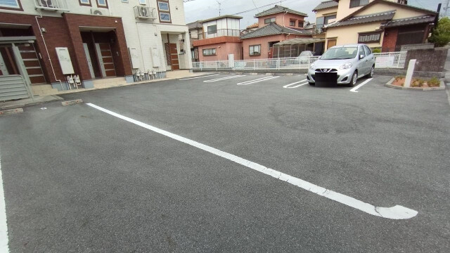 ロジエルKの駐車場
