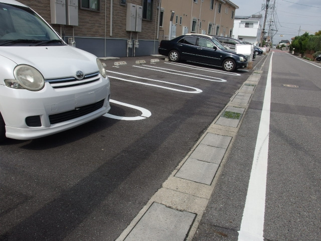 アルト牧内の駐車場