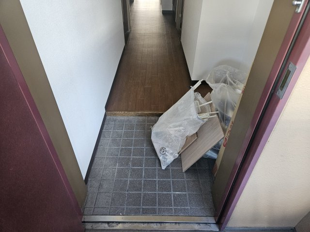 プラザハイツ二ツ屋D棟の玄関