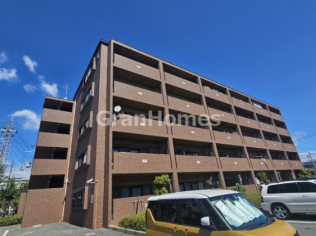 プラザハイツ二ツ屋D棟の外観