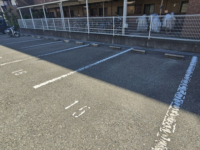 プラザハイツ二ツ屋D棟の駐車場