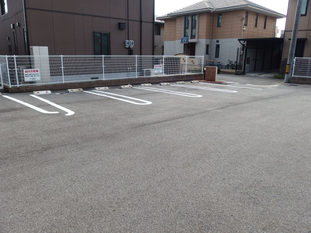 アイリス辻重の駐車場