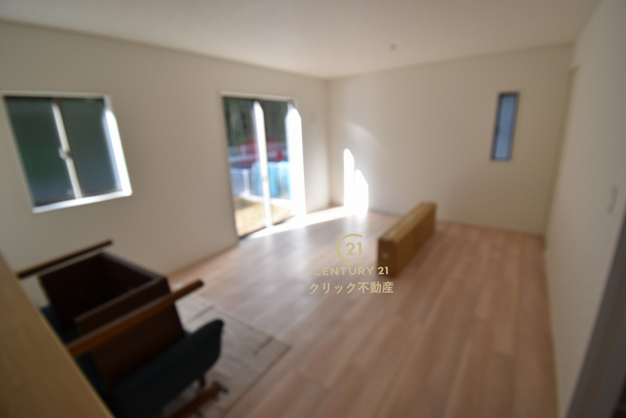 Cradlegarden　 水戸市河和田町　第3　7の居間・リビング|カーテンやラグの色、質感、選ぶ家具などでお部屋の雰囲気が変わります。お好みのインテリアを楽しみましょう♪白を基調とした内装ですので、あらゆるスタイルが馴染みます。