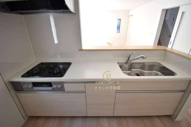 Cradlegarden　 水戸市河和田町　第3　7のキッチン|対面式システムキッチンは料理中や後片づけの間も会話が楽しめ、家族に一体感が生まれます。十分な広さのキッチンなら、家族での分担作業もはかどりそう！