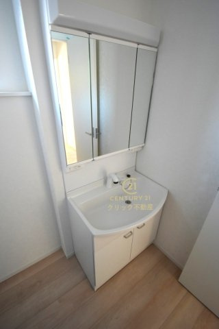 Cradlegarden　 水戸市河和田町　第3　7の独立洗面台|シャンプードレッサー付き洗面台は、広めで使いやすい、お手入れが楽なデザイン。窓があるので採光、通風良好です！