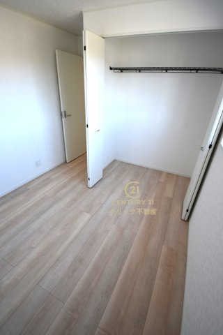 Cradlegarden　 水戸市河和田町　第3　7の洋室|折戸を開くと壁面クローゼット。衣類が横一列に並ぶためひと目で洋服が選びやすい！衣類をたくさんお持ちの方もスッキリ片付きます♪