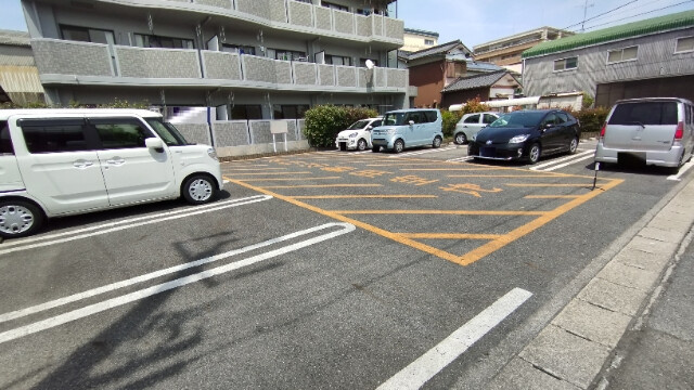 ロジュマンハウスの駐車場
