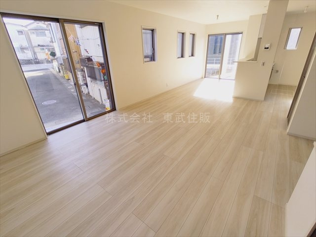 【居間・リビング】 | 富士見市上沢２期　全１棟 | こちらの21.37帖のリビングで趣味の時間をお楽しみください
