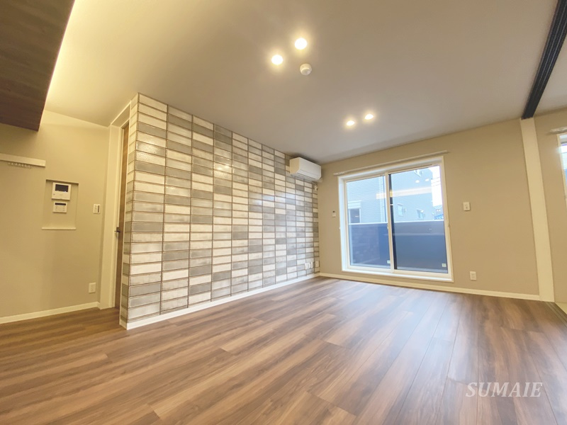 ラ・メゾン・カノン桜木町 の居間・リビング|アクセントクロスのある内装☆