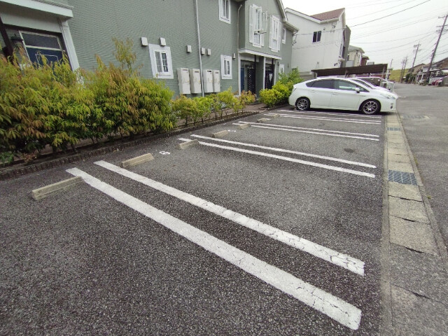 ドミール　ア・ラ・モード弐番館の駐車場