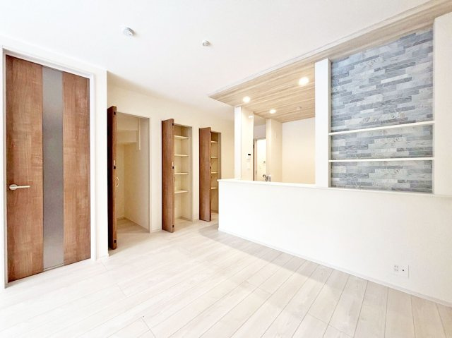 ブルーミングガーデン末成町新築一戸建て│3LDK+並列駐車2台可の居間・リビング|対面式キッチンで家族同士のつながりを感じやすい設計を基調としています。 1階に水回りが配置されている為、家事動線良好です。