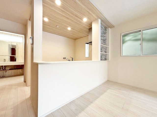 ブルーミングガーデン末成町新築一戸建て│3LDK+並列駐車2台可の玄関|キッチン上部は折下天井を採用でデザイン性を向上させています。ダウンライトを4基採用し、作業性を確保。