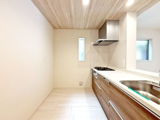 ブルーミングガーデン末成町新築一戸建て│3LDK+並列駐車2台可のキッチン|キッチン後ろのスペースも広く、ご入居後に設置するカップボードの幅も広がります。特にLDKが広い住宅の場合はカップボードなどのメインインテリアを大きくするとバランスが良くなります。