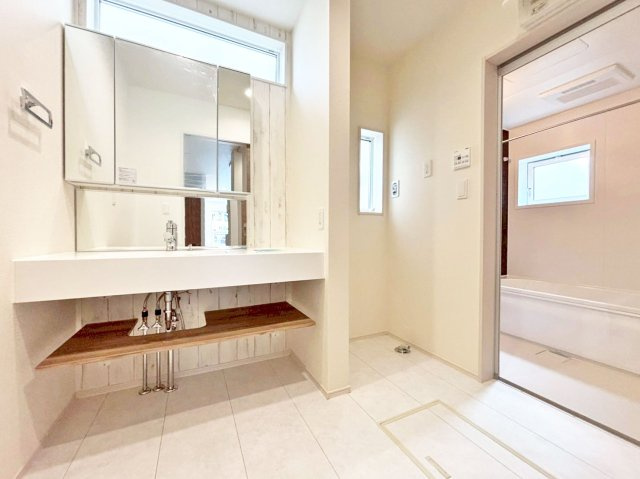 ブルーミングガーデン末成町新築一戸建て│3LDK+並列駐車2台可の独立洗面台|キャビネット内には散らかりがちな化粧品や小物類をしまっておけるので、生活感が出にくくスタイリッシュな空間を保てます。