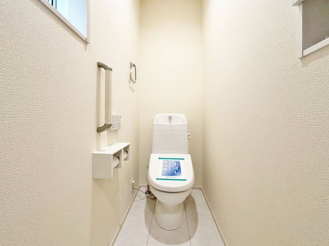 ブルーミングガーデン末成町新築一戸建て│3LDK+並列駐車2台可のトイレ|1・2階に1か所ずつウォッシュトイレを導入しています。