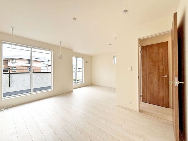 ブルーミングガーデン末成町新築一戸建て│3LDK+並列駐車2台可の洋室|2階主寝室想定のお部屋は将来的に二部屋に分けることが可能です。 上部には室内物干し竿が設置されています。 天候に左右されずに洗濯物を干すことが可能です。