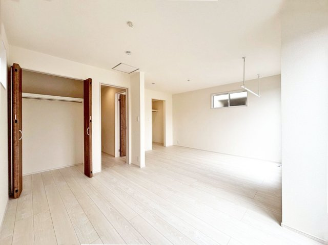 ブルーミングガーデン末成町新築一戸建て│3LDK+並列駐車2台可の洋室|-主寝室(2F)-
収納庫内には枕棚とハンガーレールを配置しています。