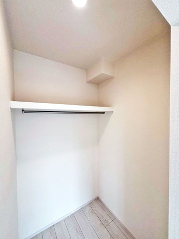 ブルーミングガーデン末成町新築一戸建て│3LDK+並列駐車2台可の収納|主寝室にはダウンライト付きのWICLを備えており、夫婦のプライベート用品をすっきり収納することが出来ます。