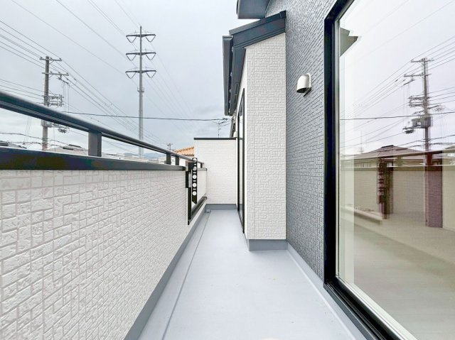 ブルーミングガーデン末成町新築一戸建て│3LDK+並列駐車2台可のバルコニー|2階主寝室側に面した南面バルコニーです。標準で物干し金具が設置されています。