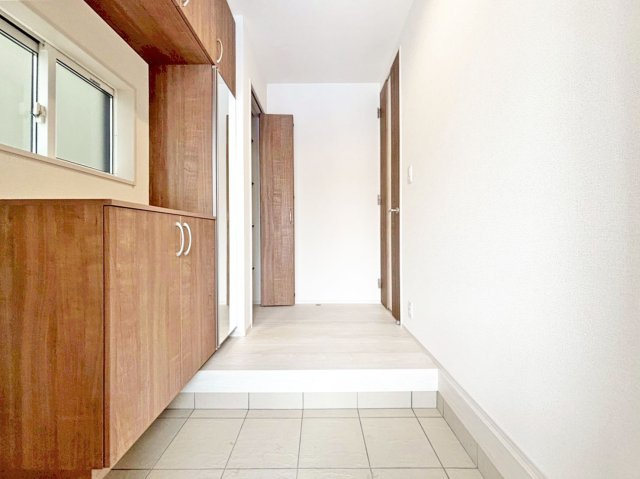 ブルーミングガーデン末成町新築一戸建て│3LDK+並列駐車2台可の玄関|1階玄関入ってすぐにの内観写真です。 左側に上部まで収納があるシューズボックスを配置、