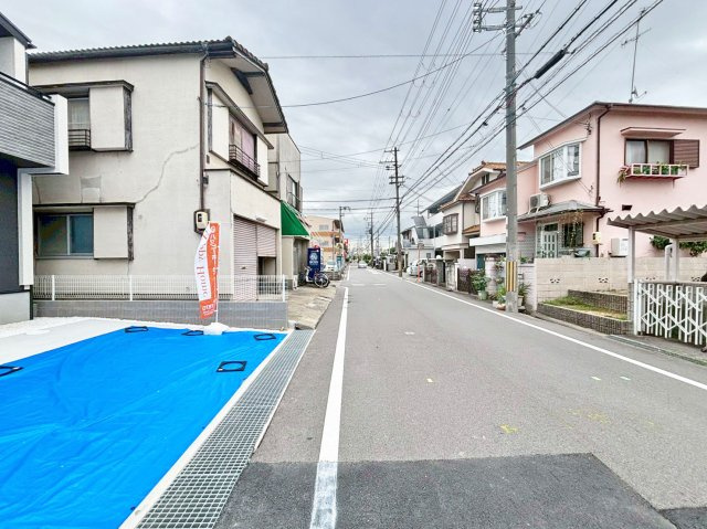 ブルーミングガーデン末成町新築一戸建て│3LDK+並列駐車2台可の前面道路含む現地写真|前面道路幅は南側に約6.6ｍ幅です。