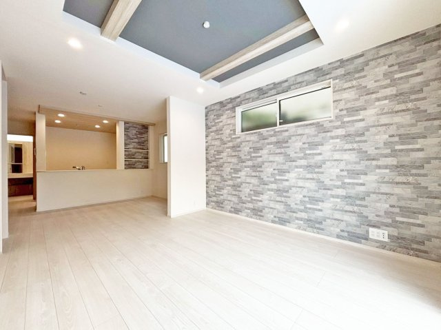 ブルーミングガーデン末成町新築一戸建て│3LDK+並列駐車2台可の居間・リビング|「視覚的に立体的なLDK」を常に考慮した設計が目を惹きます。写真のような折上天井も部分的な配置にすることで空間の住み分けや飽きの来ない生活を実現させます。