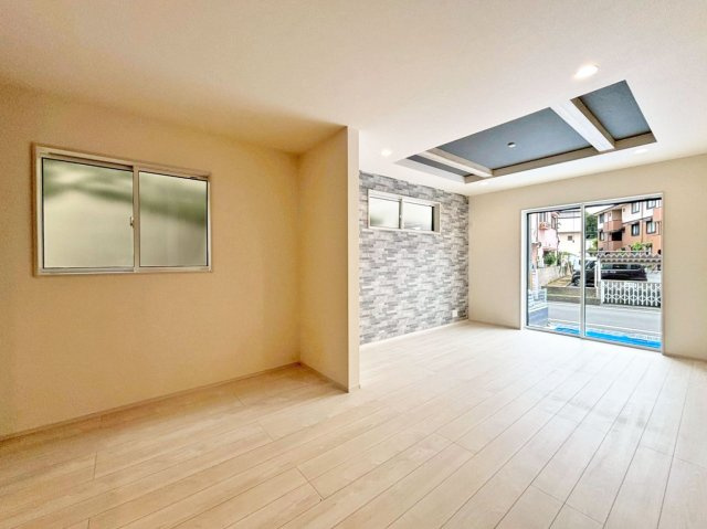 ブルーミングガーデン末成町新築一戸建て│3LDK+並列駐車2台可の居間・リビング|1階LDKをダイニング側から撮影した内観写真です。インテリアに大きなサイズを選択しても動線を邪魔しない広々とした団らん空間です。可動棚付きのリビング収納はパントリー兼リビング収納として活躍します。