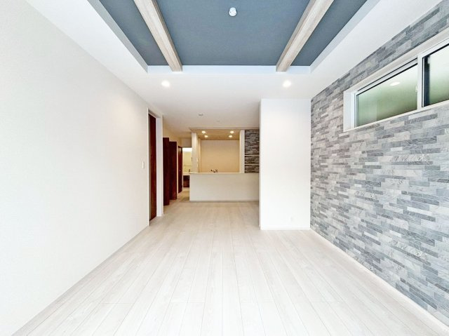 ブルーミングガーデン末成町新築一戸建て│3LDK+並列駐車2台可のその他|LDKは約17.7帖でダイニングテーブルやソファーを設置しても十分な広さとなっております！折上天井が採用されたLDKはとても華やかな空間となっております。