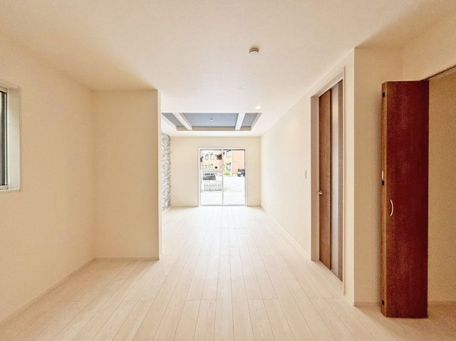 ブルーミングガーデン末成町新築一戸建て│3LDK+並列駐車2台可の居間・リビング|1階LDKは約17.7帖でゆとりある広さです。 インテリア配置に困らない間取り設計に加え、お子様のいる世帯に必要な部屋数を備えた物件です。