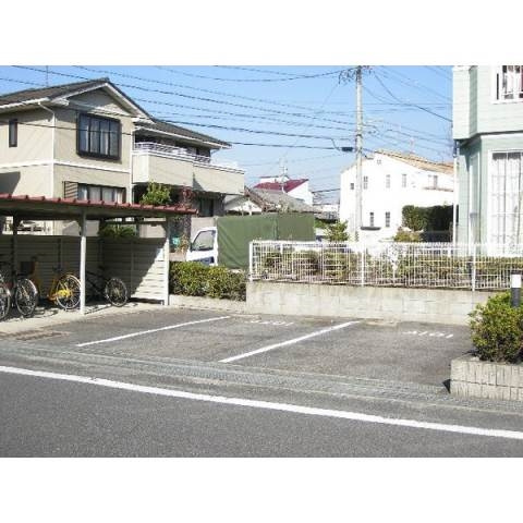 ポルックス２１の駐車場