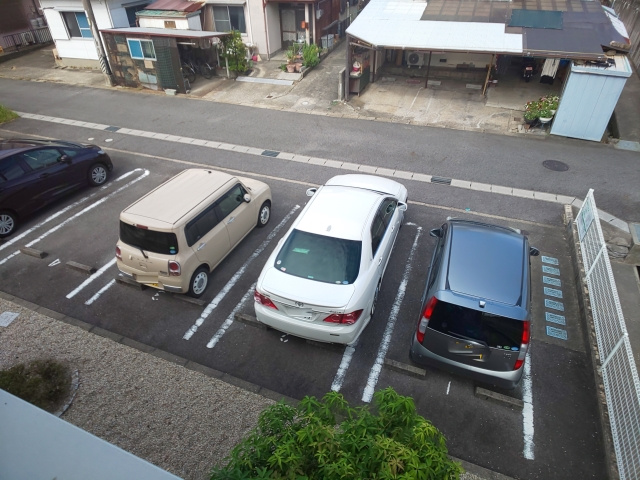 ウィステリアiの駐車場