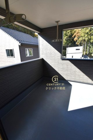 Cradlegarden　 水戸市河和田町　第3　12のバルコニー|インナーバルコニーは洗濯物外干し派の強い味方！天気が変わりやすい季節の外出も安心です。外出が難しい日に出るだけでも気分転換になる、嬉しいスペースです。