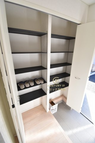 Cradlegarden　 水戸市河和田町　第3　12の玄関|シューズボックスの扉の中は可動棚ですので、しまいたいものに合わせて高さを自由に変えることができます。