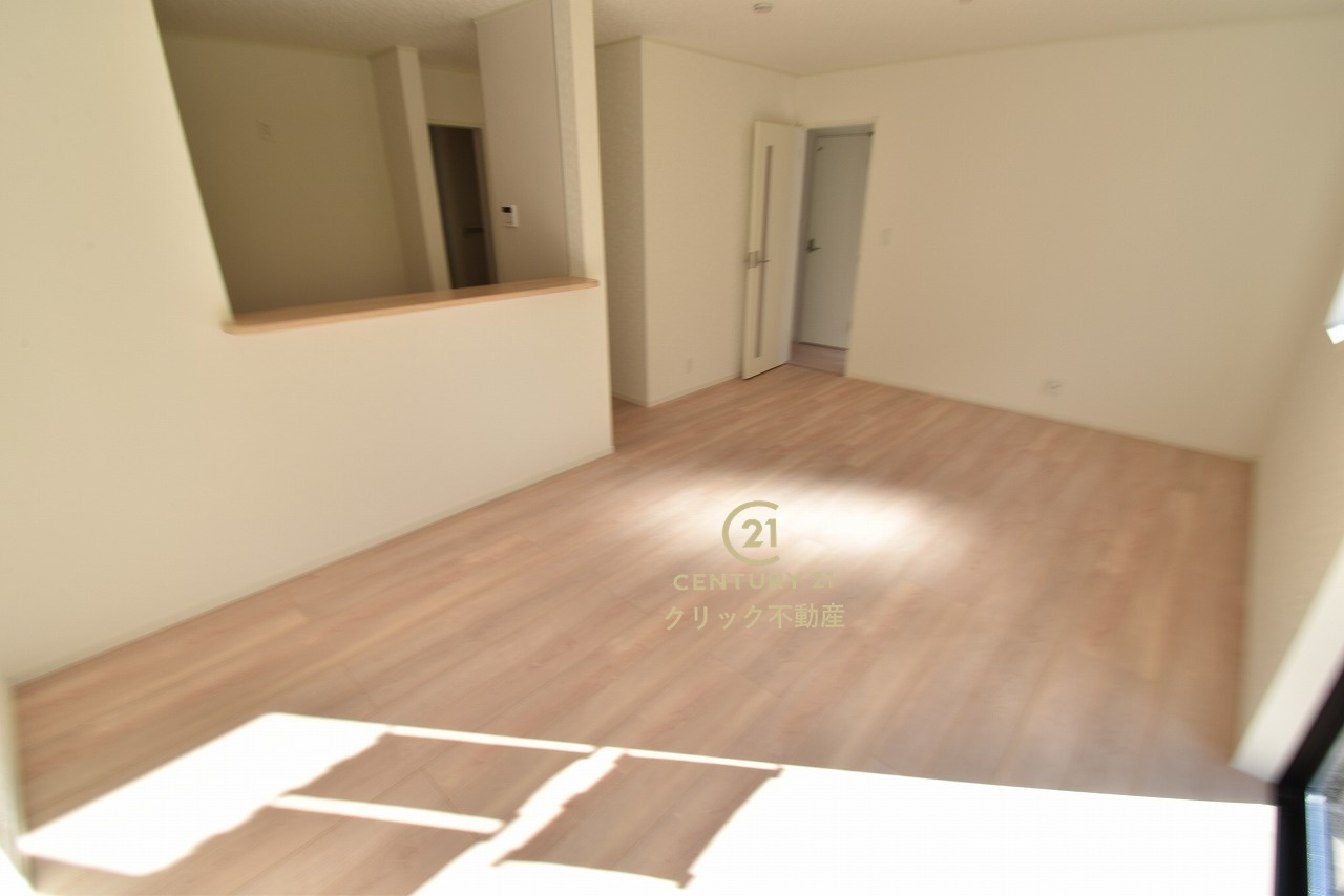 Cradlegarden　 水戸市河和田町　第3　12の居間・リビング|カーテンやラグの色、質感、選ぶ家具などでお部屋の雰囲気が変わります。お好みのインテリアを楽しみましょう♪白を基調とした内装ですので、あらゆるスタイルが馴染みます。