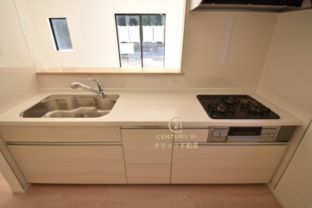 Cradlegarden　 水戸市河和田町　第3　12のキッチン|対面式システムキッチンは料理中や後片づけの間も会話が楽しめ、家族に一体感が生まれます。十分な広さのキッチンなら、家族での分担作業もはかどりそう！