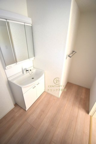 Cradlegarden　 水戸市河和田町　第3　12の独立洗面台|シャンプードレッサー付き洗面台は、広めで使いやすい、お手入れが楽なデザイン。写真奥のスペースには、お好みの収納ラックなどを置いて我が家流の使い方をするのが◎