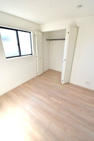 Cradlegarden　 水戸市河和田町　第3　12の洋室|折戸を開くと壁面クローゼット。衣類が横一列に並ぶためひと目で洋服が選びやすい！衣類をたくさんお持ちの方もスッキリ片付きます♪