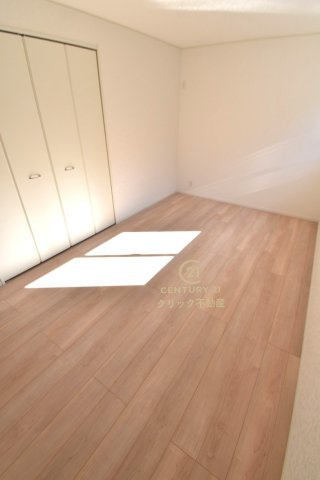 Cradlegarden　 水戸市河和田町　第3　12の洋室|フローリングなので重い家具も置けます。カーテンと家具を揃えるなどして、お好みのインテリアを楽しむことができます。収納スペースは全室に配備しております。