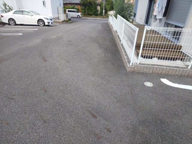 クラベールＢの駐車場